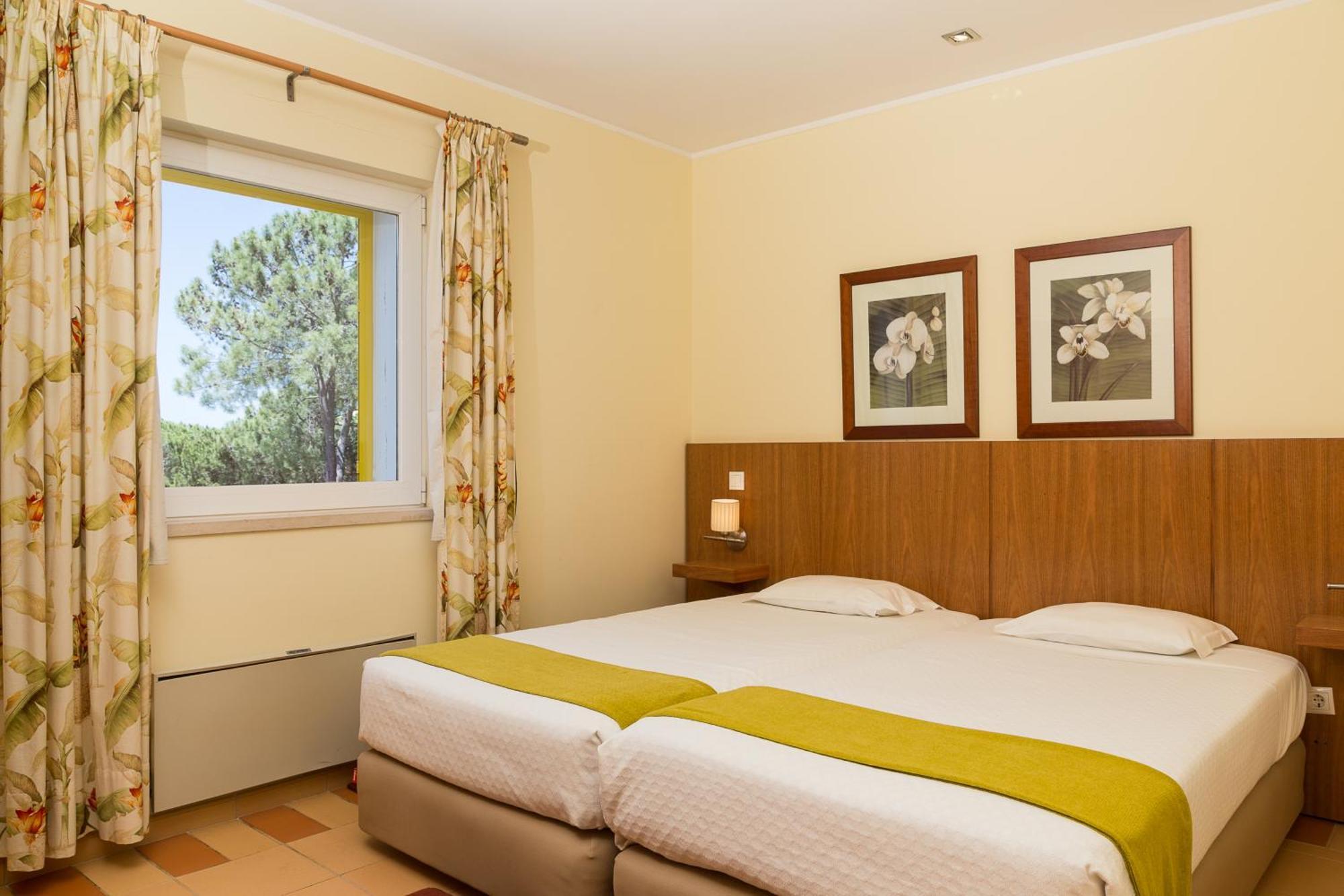 One-Bedroom Apartment with Pool View,1588032948:JPEG